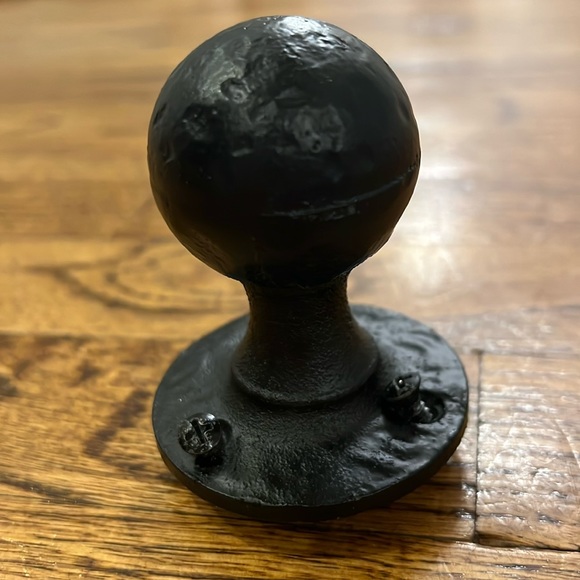CAST IRON WALL MOUNT KNOB - Picture 2 of 5